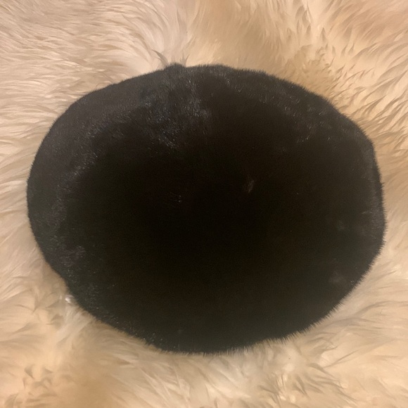 BNWT Genuine mink winter hat. made in 🇨🇦 by Mitchie’s - Picture 1 of 3
